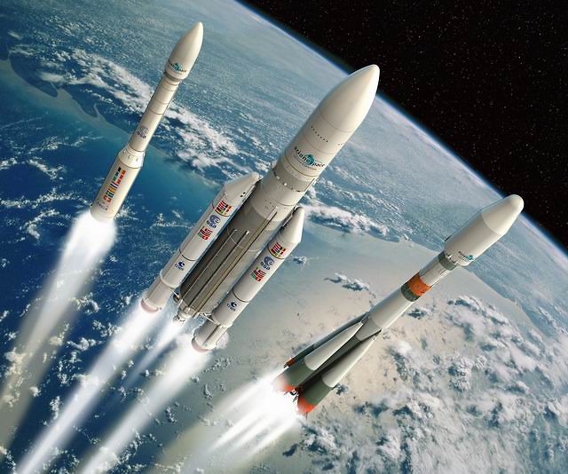 Arianespace dispose actuellement d'une gamme de trois lanceurs. De gauche à droite : Vega, Ariane 5 et Soyouz.
