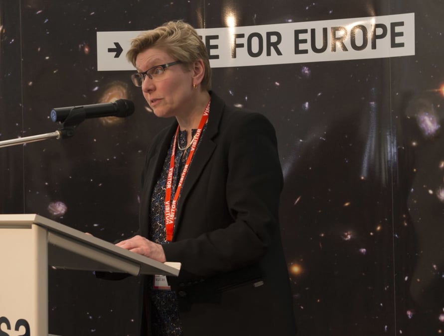La secrétaire d'Etat Elke Sleurs lors de sa visite du centre de l'ESA à Redu (Ardennes belges) en mars 2015.
