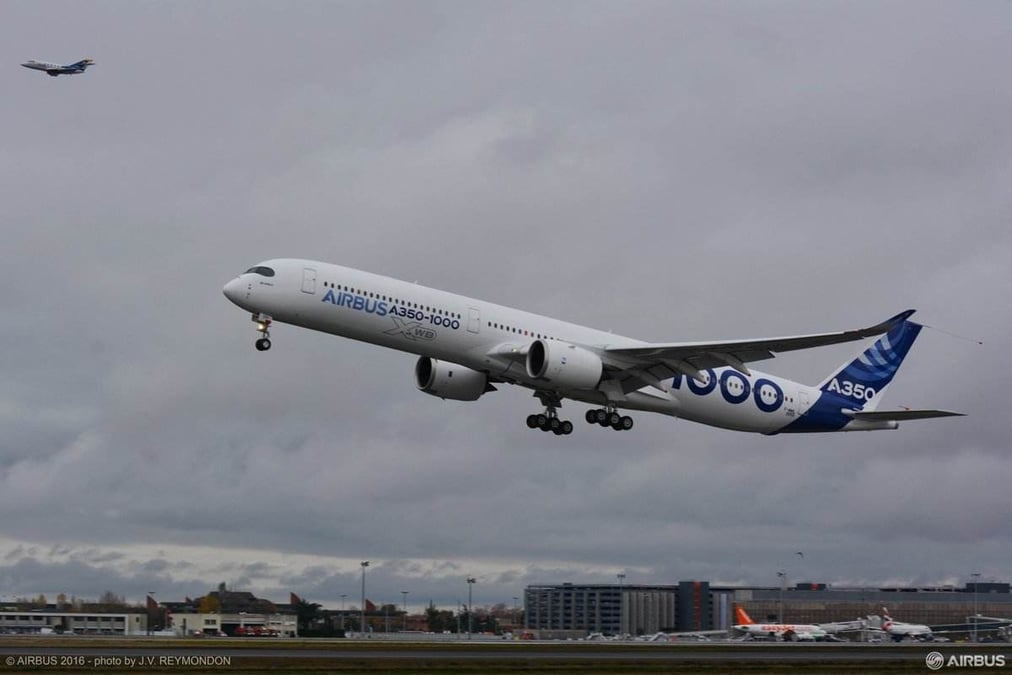 Le premier Airbus A350-1000 d'essai s'est arraché de la piste de l'aéroport de Toulouse à 10h42 min.