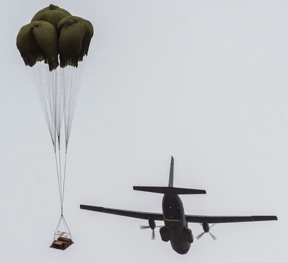 Les CN235-300 de l'armée de l'Air peuvent désormais faire de l'aérolargage de matériel en opération