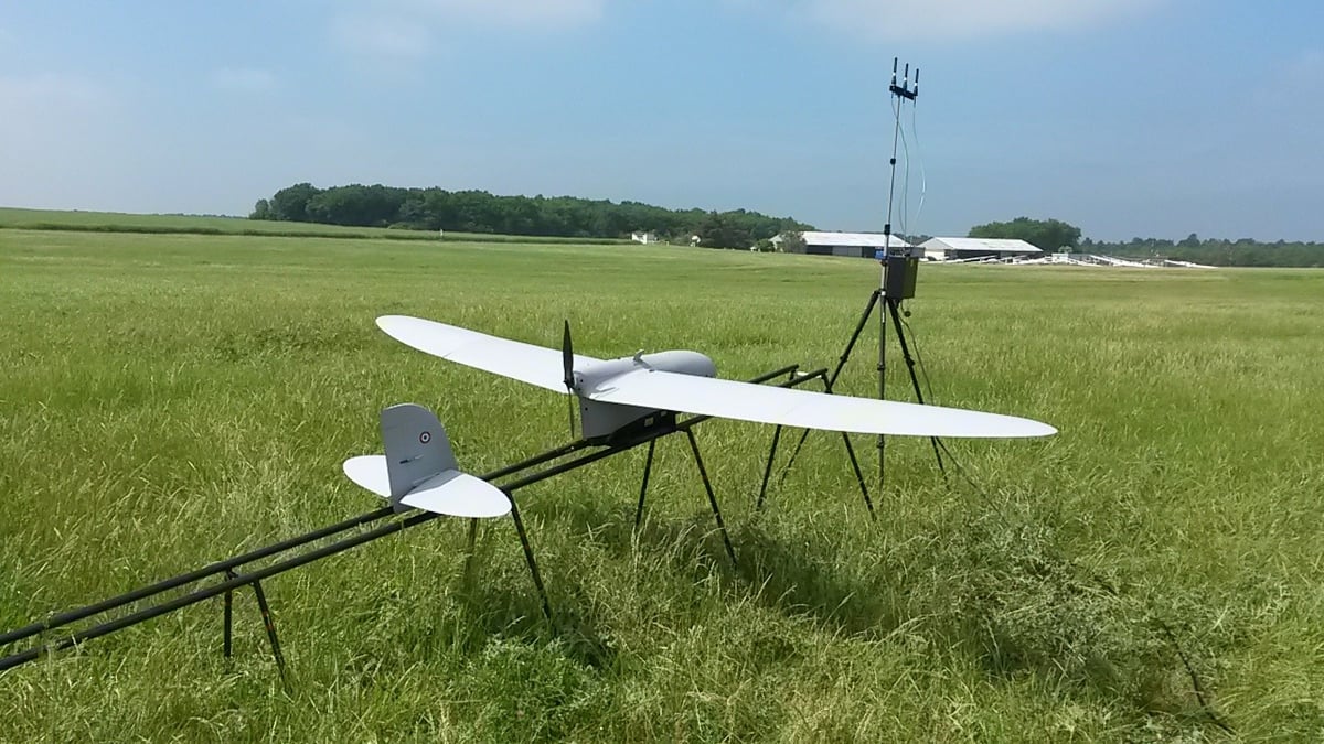 Le drone Spy'Ranger avec sa rampe de lancement et l'antenne relais de la station de contrôle