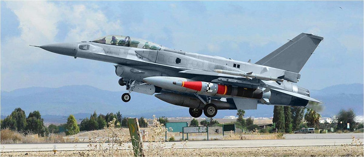 Un missile air-sol Rocks, emporté par un F-16.