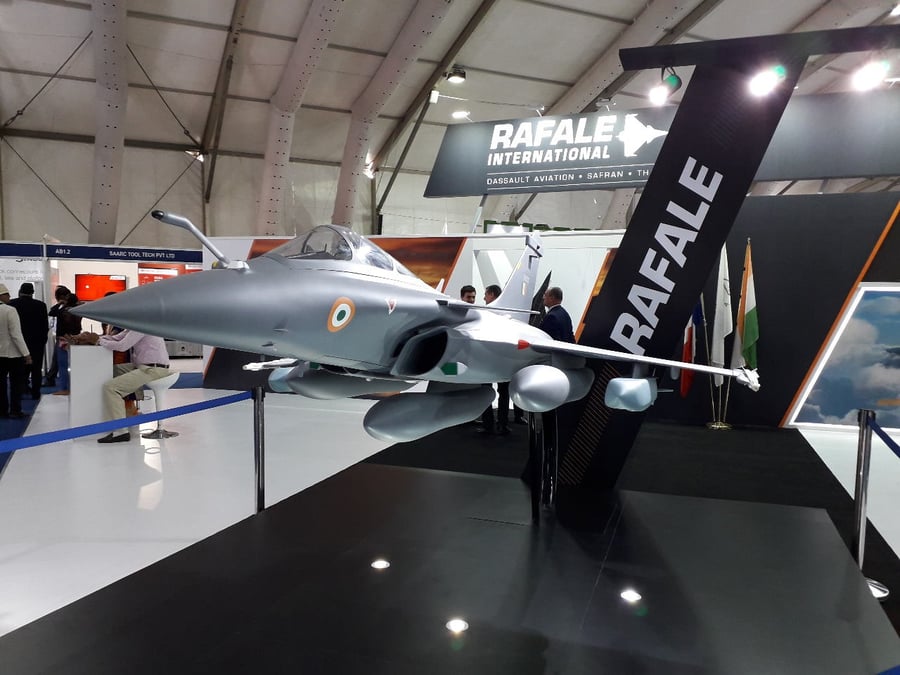 Maquette du Rafale aux couleurs de l'Inde avec missiles Scalp et Mica