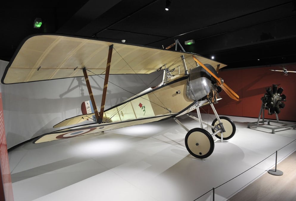 L'une des pièces maîtresses de l'exposition, le Nieuport XI bébé, peint aux couleurs du commandant Charles de Tricornot de Rose, considéré comme étant le père de l'aviation de chasse française.
