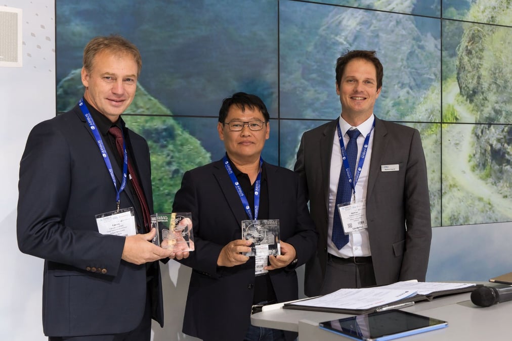 Signature du contrat entre Corail Hélicoptères (Fabrice Lourme, directeur général de Corail Hélicoptères, Alfred Chane Pane, président de Corail Hélicoptères) et Airbus Helicopters (Matthieu Louvot, vice-président du support clientèle).