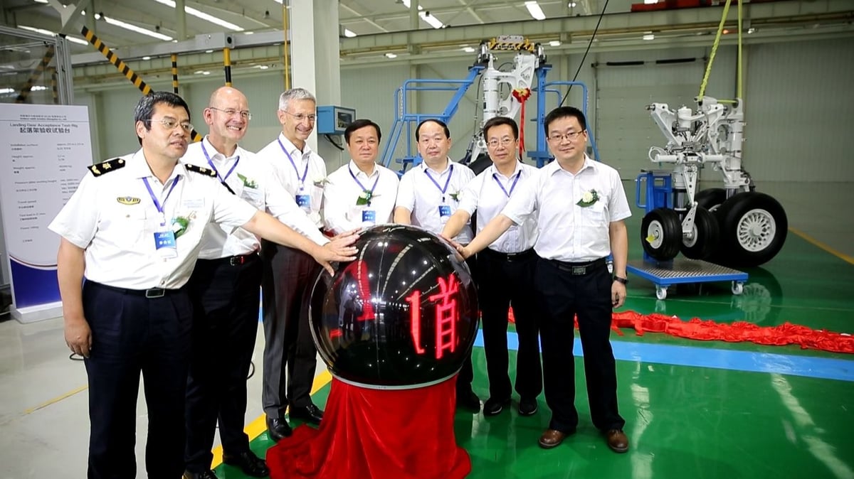Liebherr LAMC Aviation Co., Ltd, la coentreprise formée par la société chinoise LAMC et la société allemande Liebherr-Aerospace Lindenberg GmbH a livré à COMAC son premier train d'atterrissage d'ARJ21.