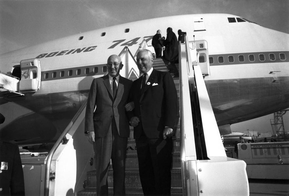 Le Boeing 747 entraîna des investissements astronomiques qui payèrent, puisque plus de 1 520 jumbo jets ont été produits. Ici, Bill Allen, président de Boeing à gauche et Juan Trippe, président de Pan Am, devant le tout premier 747.