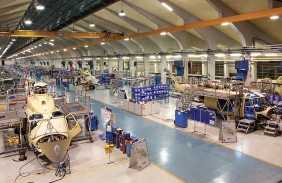 La ligne d'assemblage des AW139, hélicoptères de 6,4-6,8 tonnes, à Cascina Costa, en Italie.