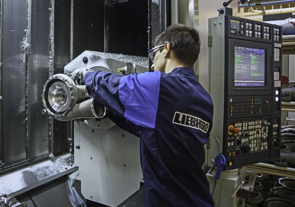Un opérateur de machine à commande numérique chez Liebherr-Aerospace Toulouse.