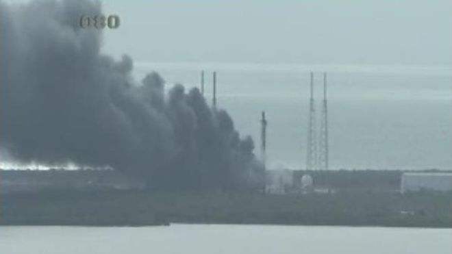 Une épaisse colonne de fumée vue depuis une webcam braquée sur la base CCAFS.