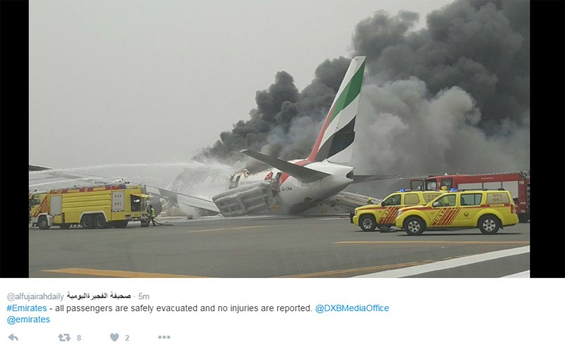 Les pompiers en plein travail pour éteindre l'incendie qui a ravagé le Boeing 777 d'Emirates après l'incident survenu à l'atterrissage sur la piste de l'aéroport de Dubai.