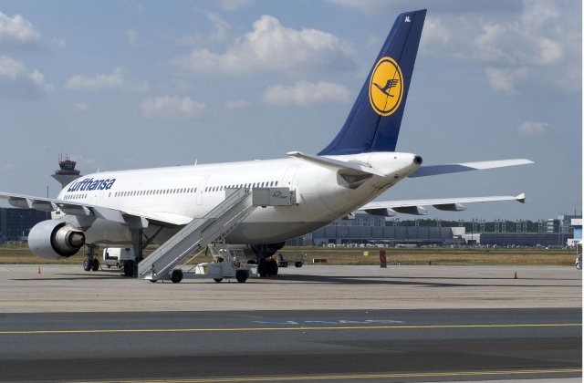 Lufthansa table sur une baisse de 8 % à 9 % de sa recette unitaire au deuxième semestre 2016, hors effets de change.