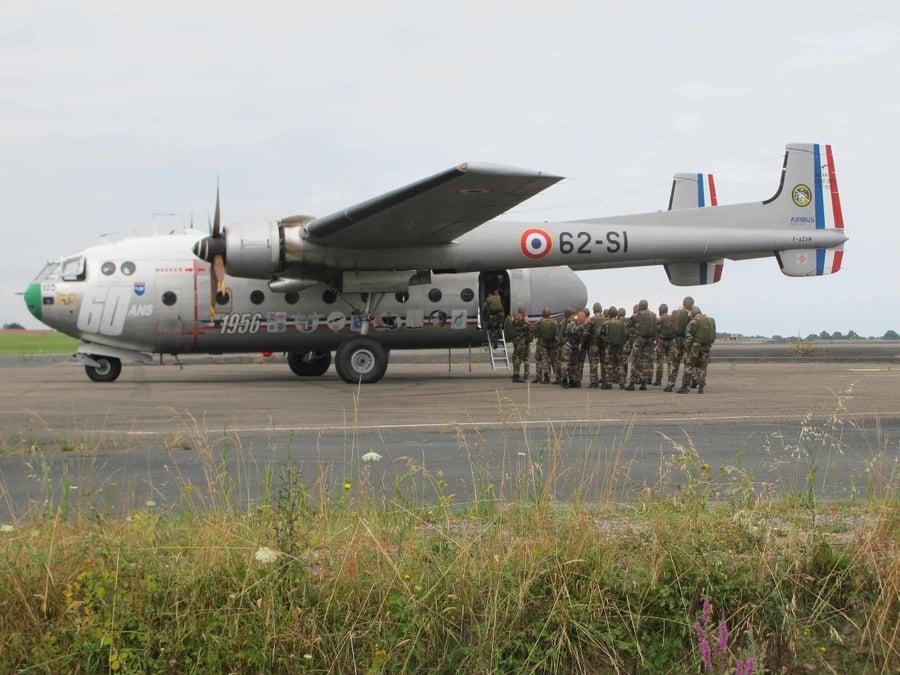 Des para du 1er Rpima monte à bord d'un Noratlas qui affiche fièrement 60 ans!