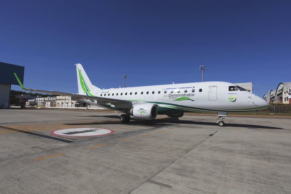 La nouvelle phase du programme ecodemonstrator de Boeing se matérialise sous forme d'un Embraer E170, équipé entre autre d'une voilure spécifique et revêtue d'une peinture à la surface basse adhérence.