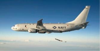 Largage d'une torpille Mk-54 depuis la soute à armement Le P-8 peut également emporter le missile Harpoon.