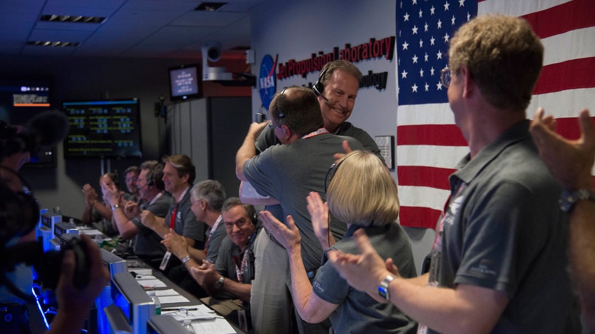 La joie éclate au JPL après la confirmation de la satellisation de Juno autour de Jupiter.