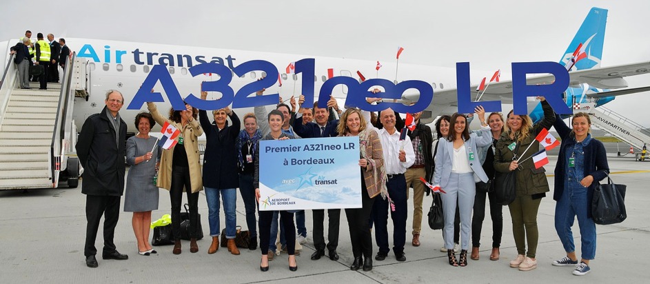 L'équipe d'Air Transat et de l'aéroport de Bordeaux devant l'A321neoLR