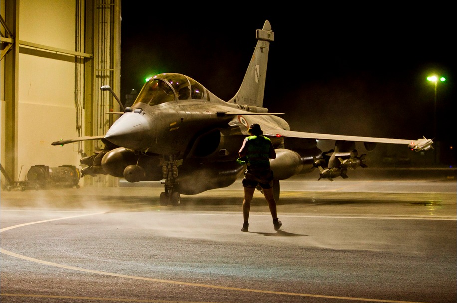 Un Rafale au décollage depuis les Émirats Arabes Unis
