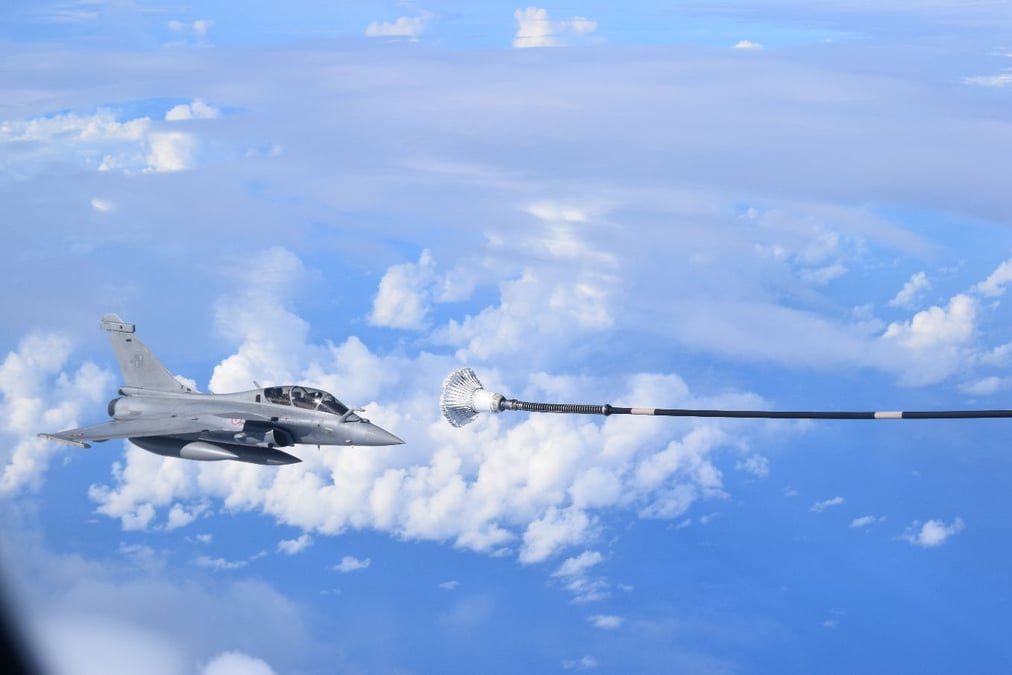 Rafale B au ravitaillement sur un Phénix lors du vol Réunion Métropole