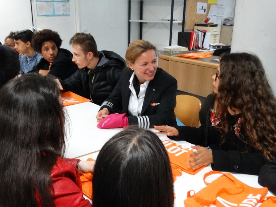 Sapho de Mulder, commandante de bord easyJet basée à Paris CDG en grande discussion avec les collégiennes d'Evariste Galois (Paris 13e)