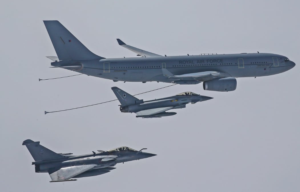 Dans le ciel britannique, Rafale et Typhoon volent en patrouilles mixtes. Ici avec un ravitailleur A330 MRTT Voyager de la RAF.