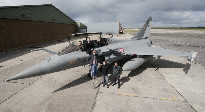 Les auteurs autour du premier Rafale aux couleurs du "La Fayette"