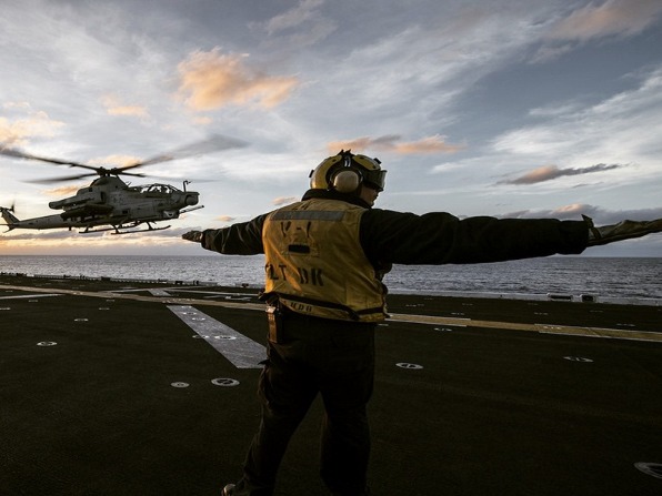 Un AH-1Z s'apprête à atterrir.