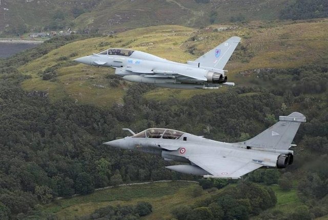 Un Rafale français vole aux côtés d'un Eurofighter Typhoon