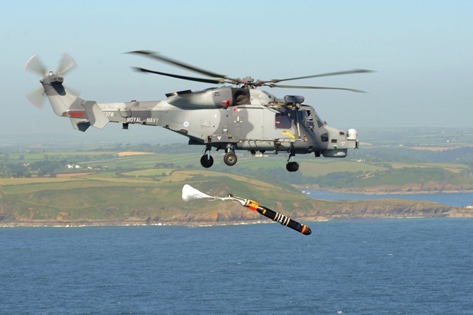 Lancement de torpille d'un Lynx Wildcat britannique.