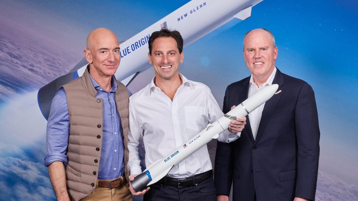 De gauche à droite : Jeff Bezos (fondateur de Blue Origin), Dan Goldberg (président de Telesat) et Bob Smith (président de Blue Origin)