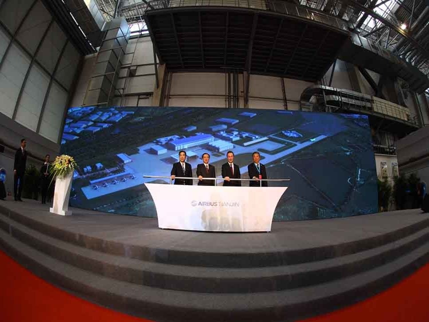 De gauche à droite : Duan Chunhua, Lin Nianxiu, Fabrice Brégier, président d'Airbus, et Lin Zuoming, président d'AVIC.