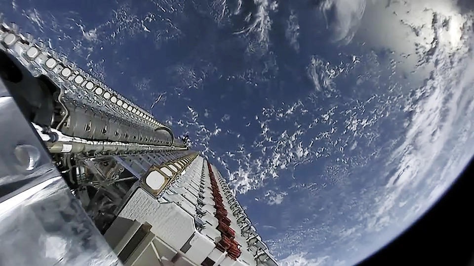 60 satellites placés à 441 km d'altitude en une seule grappe