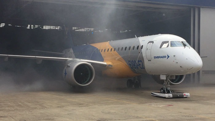 Le premier prototype de l'E190-E2 lors de sa sortie d'usine le 25 février 2016, depuis les installations d'Embraer à São José dos Campos.