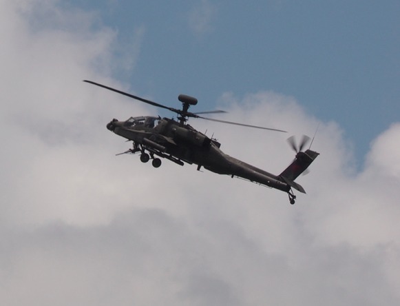 Apache de la RSAF en démonstration durant le Singapore Air Show 2016
