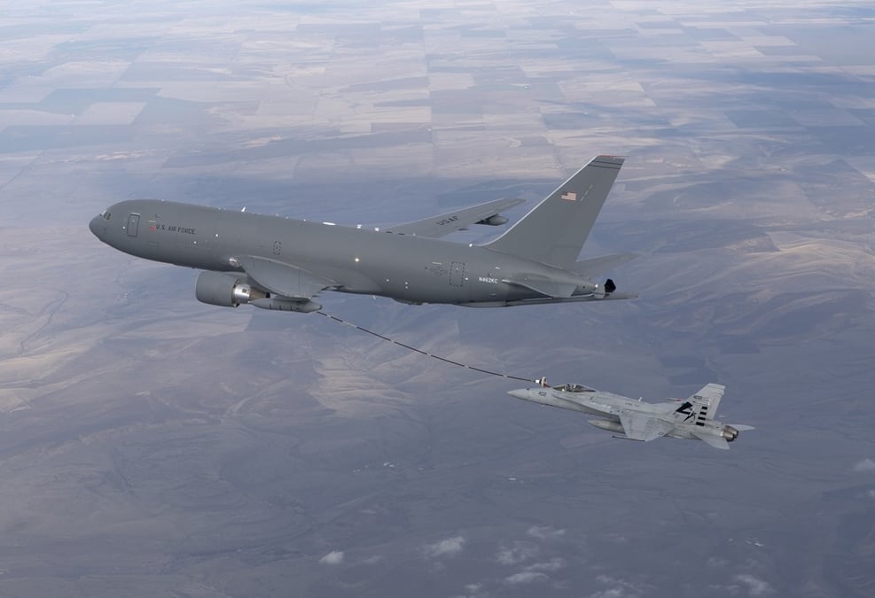Le premier essai de ravitaillement en vol d'un F/A-18 par le biais d'un KC-46 s'est déroulé avec succès le 10 février, en utilisant panier et tuyau souple.