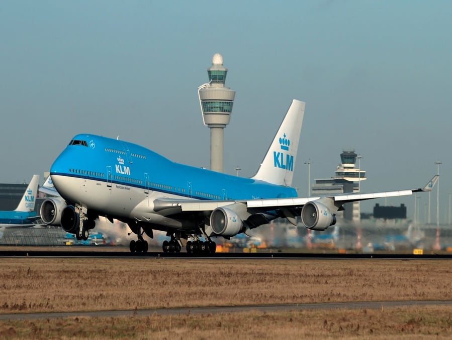 KLM a engagé le retrait progressif de ses 21 Boeing 747-400 et mise plutôt sur les Airbus A350 et Boeing 787.