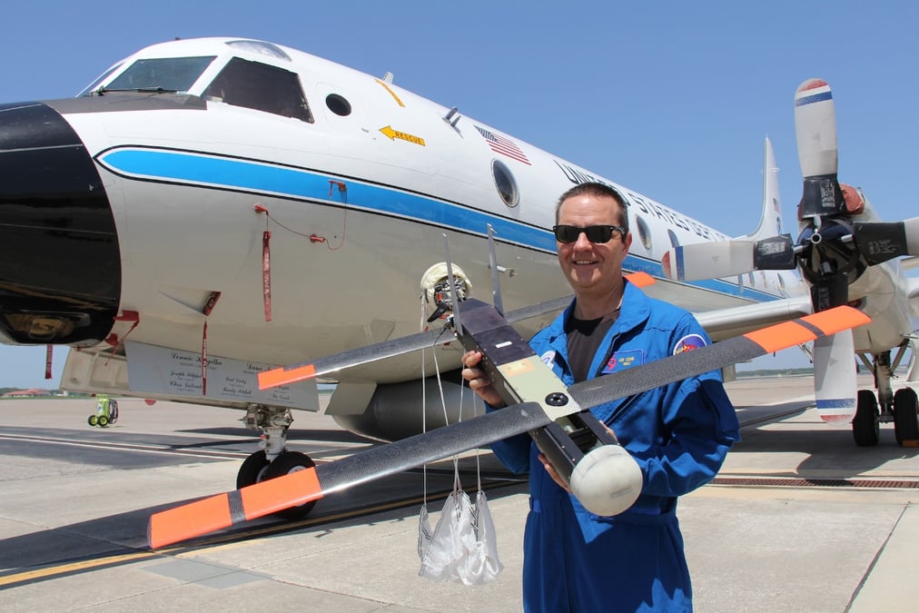 Le Coyote devant un WP-3D « chasseur de cyclones »