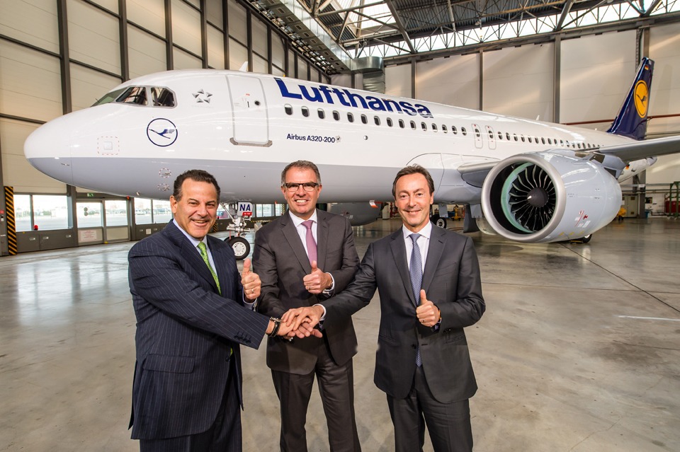 Robert Leduc (Pratt & Whitney), Carsten Spohr (Lufthansa) et Fabrice Brégier (Airbus) fêtent la livraison du premier A320neo à la compagnie allemande Lufthansa.