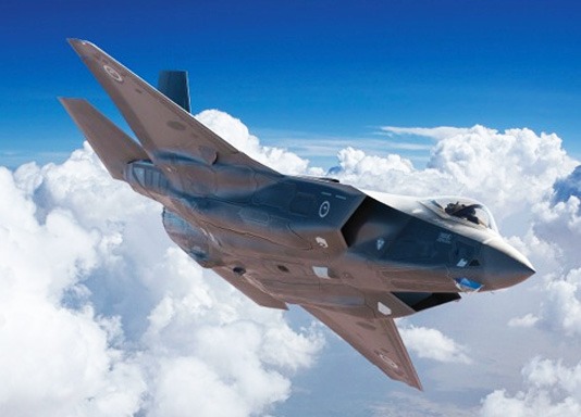 Le ministre singapourien de la défense a déclaré, à la suite d'une visite effectuée sur la base de Luke AFB, que Singapour n'a pas d'urgence à acquérir des F-35.