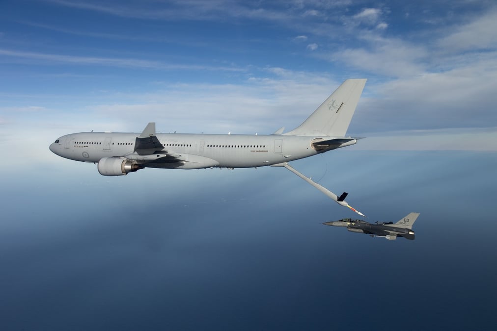Ravitaillement d'un F-16D de l'US Air Force par un KC-30A australien.