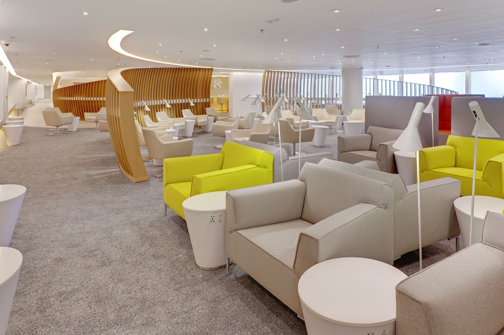 L'espace fauteuils du salon SkyTeam : sobriété et élégance.