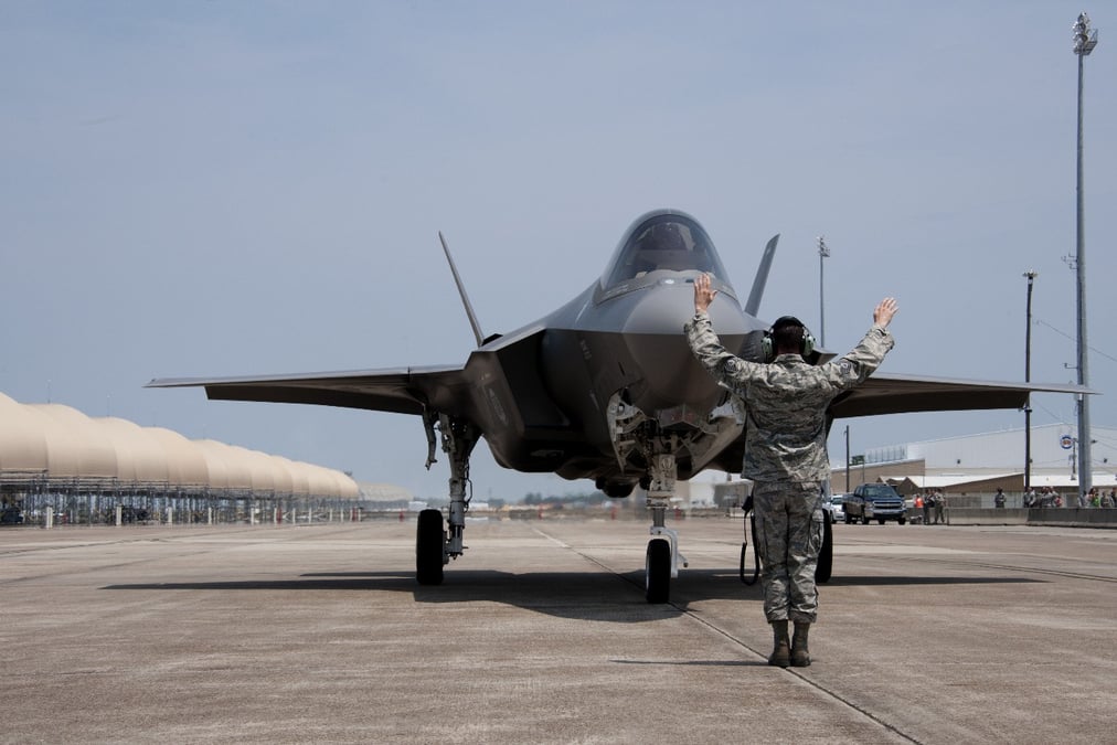 Alors que le premier F-35 produit à FACO est livré à l'Italie, deux pilotes italiens ont débuté leur entraînement sur l'appareil à Luke AFB, en Arizona.