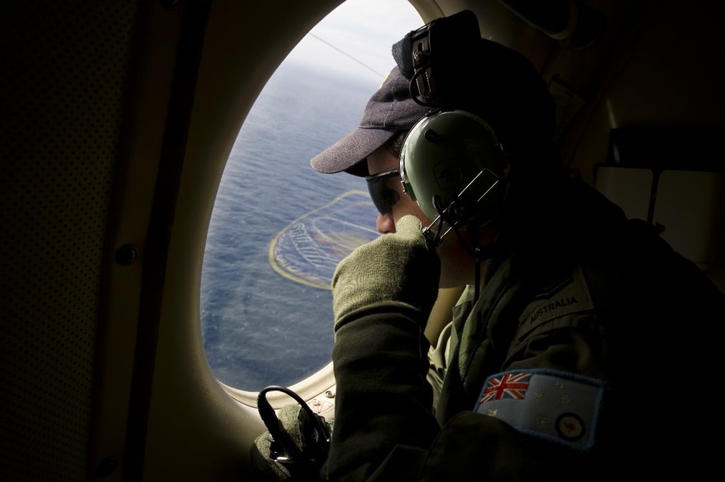 Un aviateur australien à la recherche de débris du vol MH370 au cours de la première campagne de recherches du Boeing 777-200ER de Malaysia Airlines.