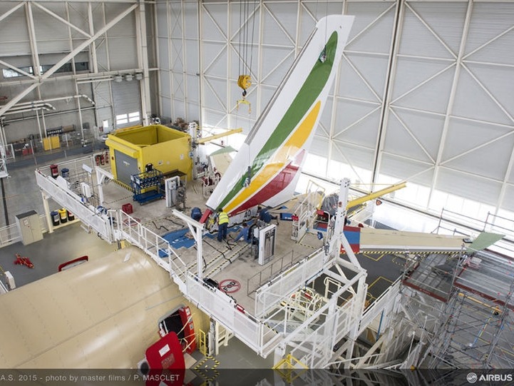 Le premier Airbus A350 destiné à Ethiopian Airlines est en cours d'assemblage final à Toulouse.
