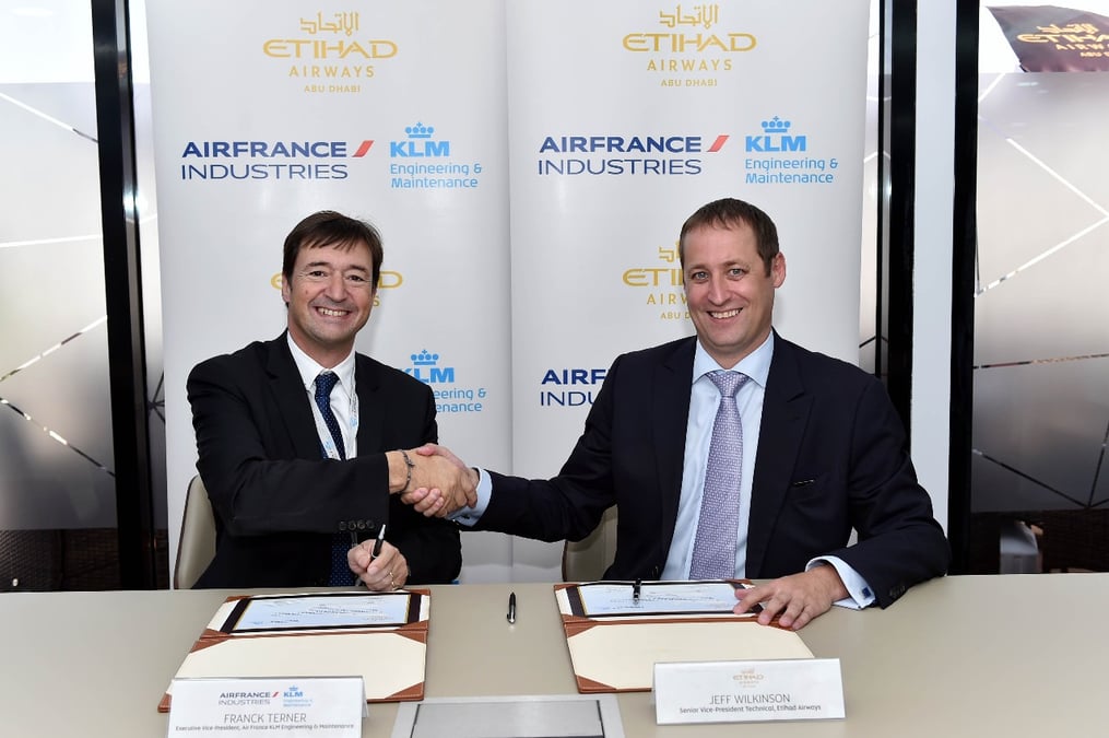Jeff Wilkinson, directeur technique d'Etihad Airways, est photographié à droite avec Franck Terner, directeur général adjoint d'AIR FRANCE KLM Engineering & Maintenance, après la signature d'un contrat d'une durée de 10 ans pour la maintenance des équipem