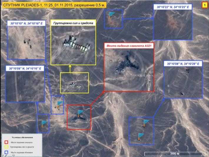 Image satellite du lieu de la catastrophe. Dans les carrés rouges, l'endroit où se situe ce qui reste de l'Airbus A321, dans les bleus différents débris, dans les jaunes les véhicules des enquêteurs.