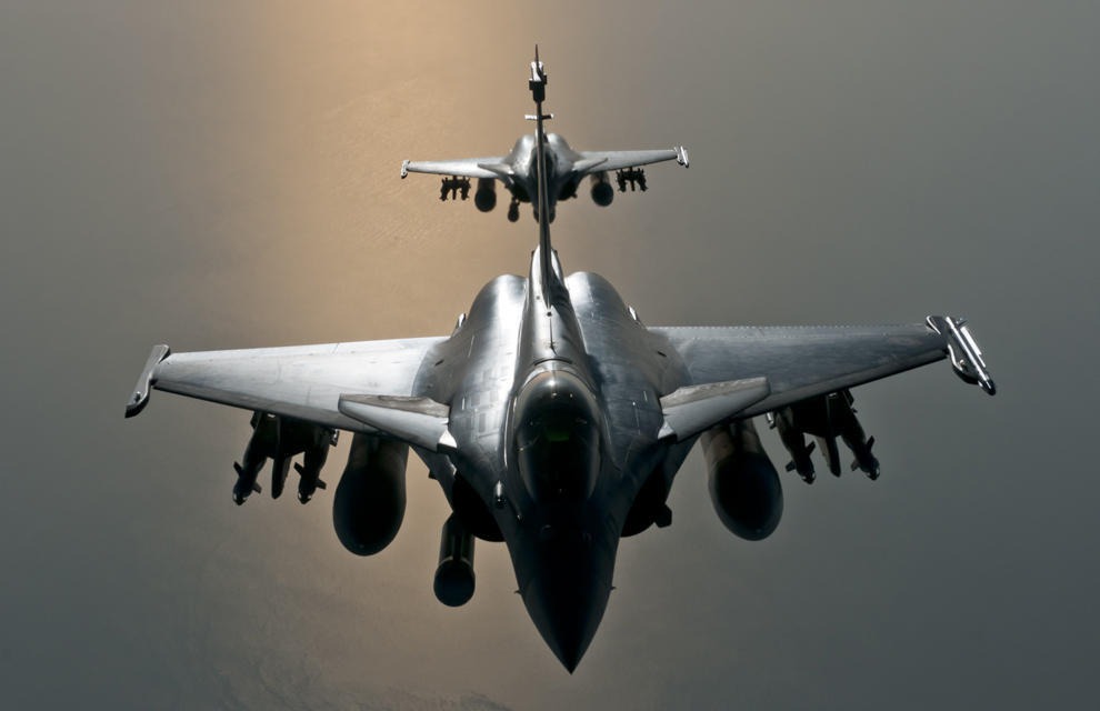 Deux Rafale dans le ciel irakien, équipés ici de bombes GBU-12