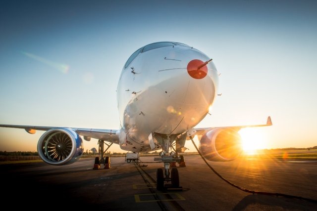Le Bombardier CSeries d'essai FTV1. Les retards accumulés sur le programme se traduisent par une très lourde facture pour le constructeur.