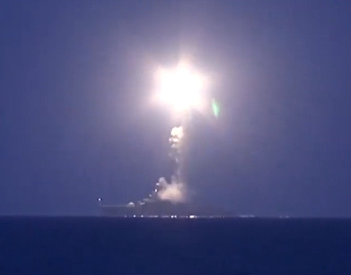Tir d'un missile de croisière depuis un bâtiment russe de la flotte de la Caspienne.