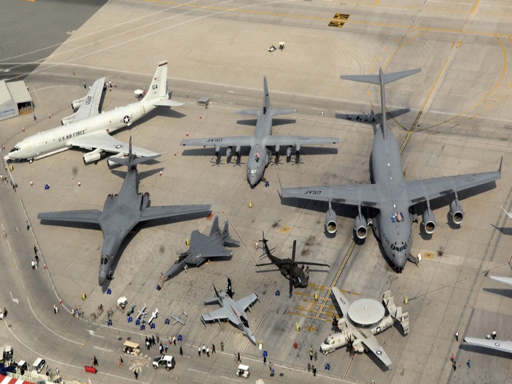 Vue aérienne du parc militaire US présenté sur le statique au dernier Dubai Airshow.